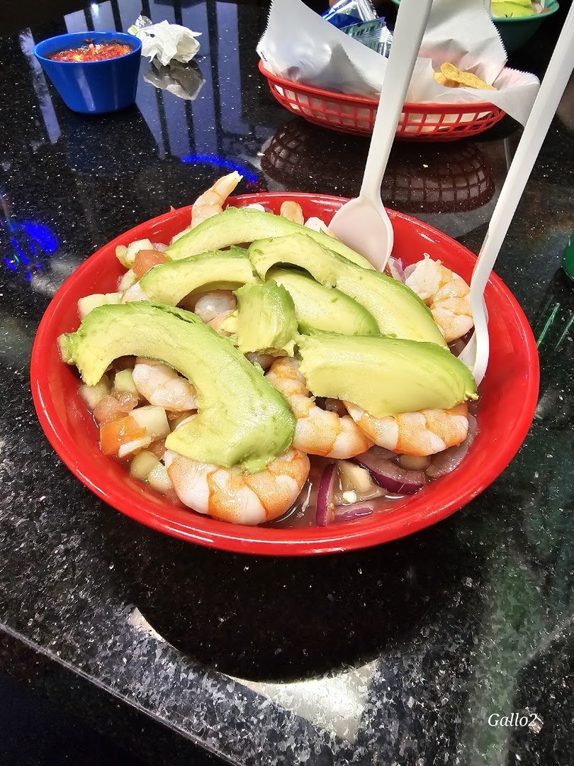 Fresh mariscos arranged on wide plates.